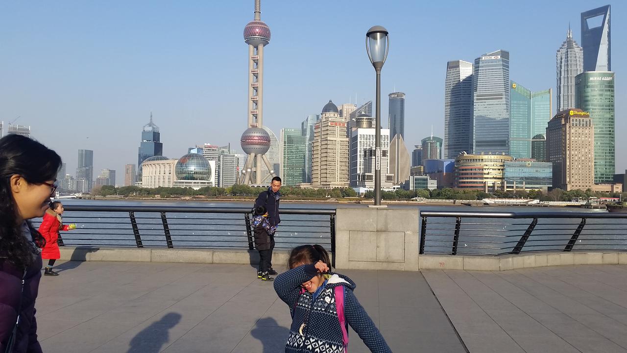 In Shanghai, walk on The Bund
В Шанхай, разходка по крайбрежната Панорамна алея