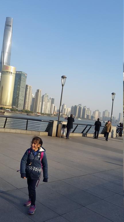 In Shanghai, walk on The Bund
В Шанхай, разходка по крайбрежната Панорамна алея