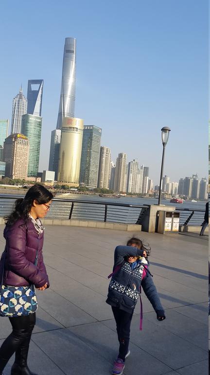 In Shanghai, walk on The Bund
В Шанхай, разходка по крайбрежната Панорамна алея