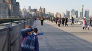 In Shanghai, walk on The Bund
В Шанхай, разходка по крайбрежната Панорамна алея