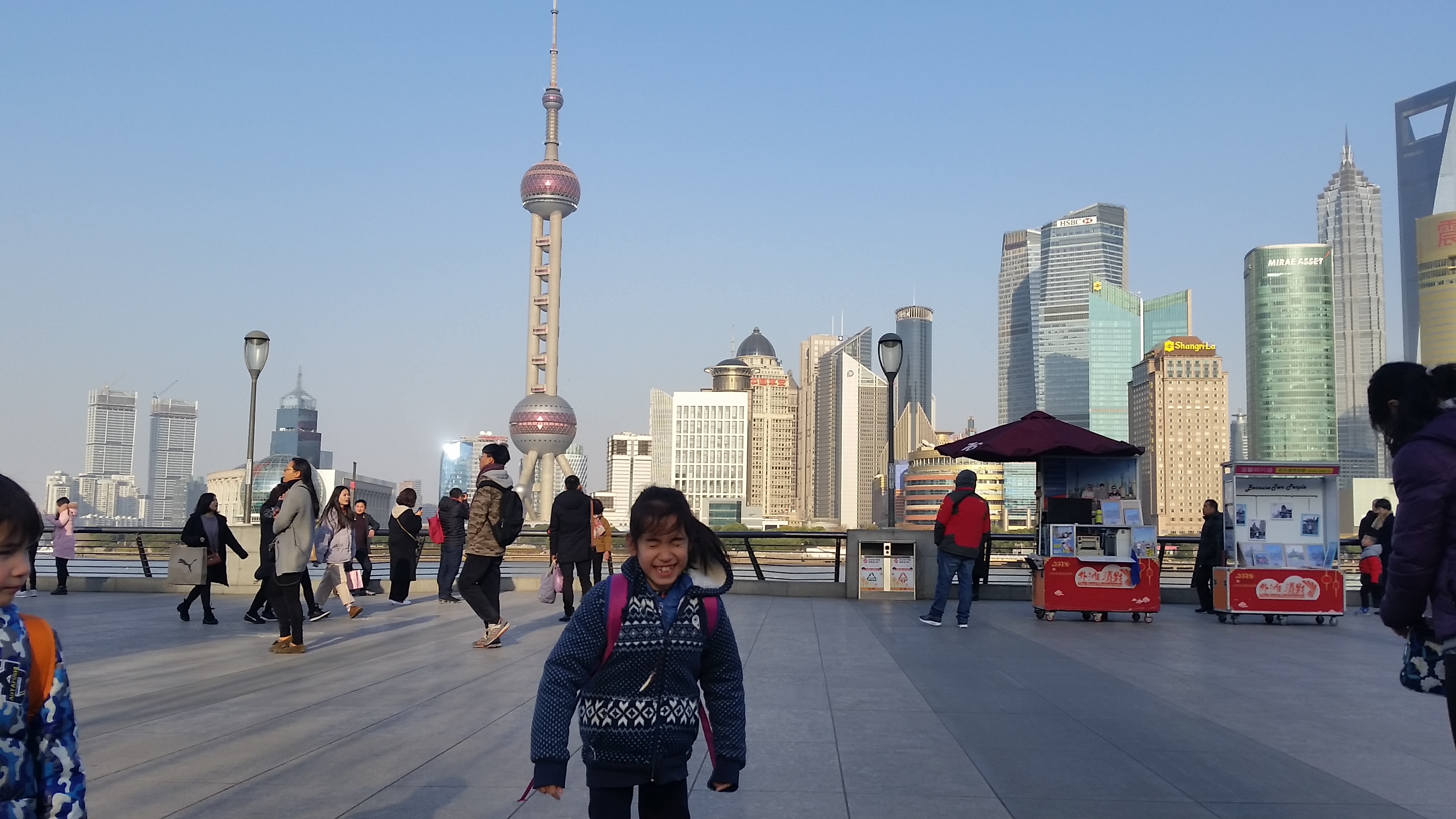 In Shanghai, walk on The Bund
В Шанхай, разходка по крайбрежната Панорамна алея