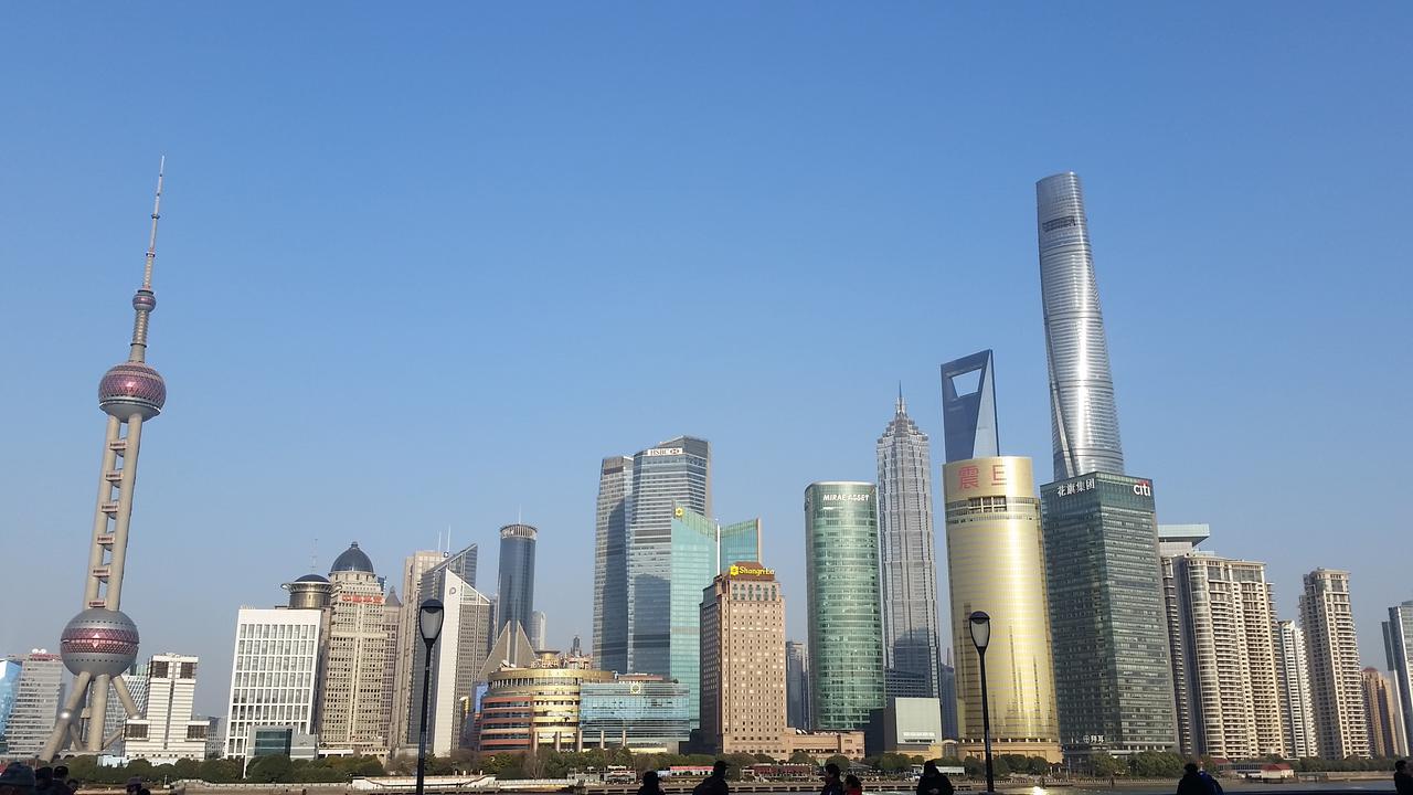 In Shanghai, walk on The Bund
В Шанхай, разходка по крайбрежната Панорамна алея