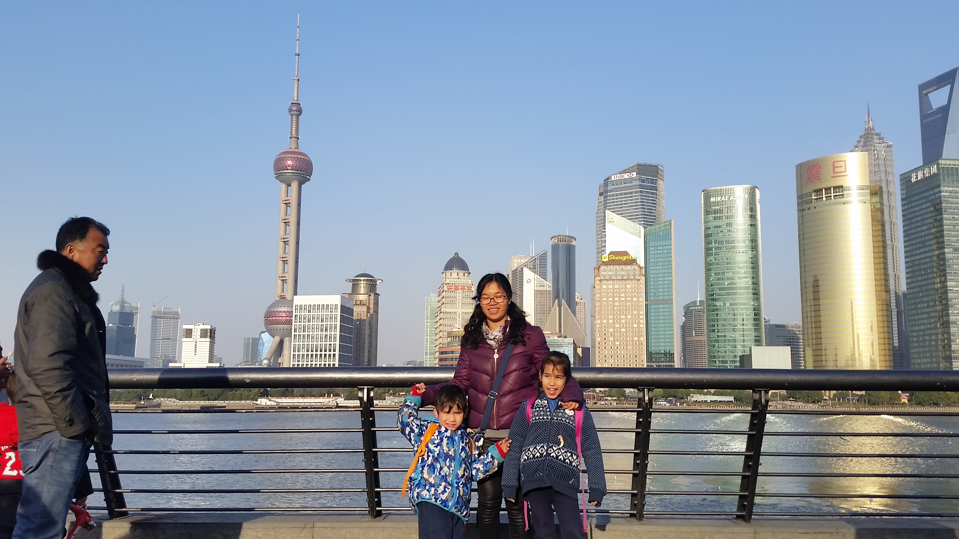 In Shanghai, walk on The Bund
В Шанхай, разходка по крайбрежната Панорамна алея