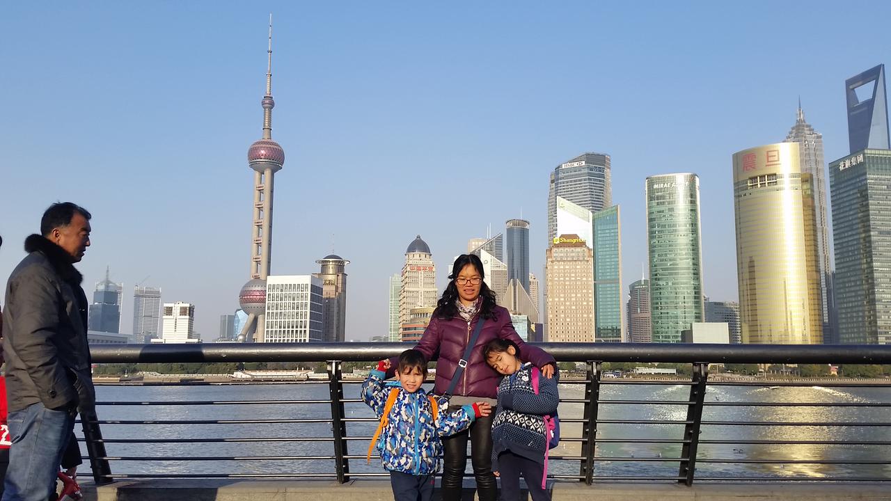 In Shanghai, walk on The Bund
В Шанхай, разходка по крайбрежната Панорамна алея