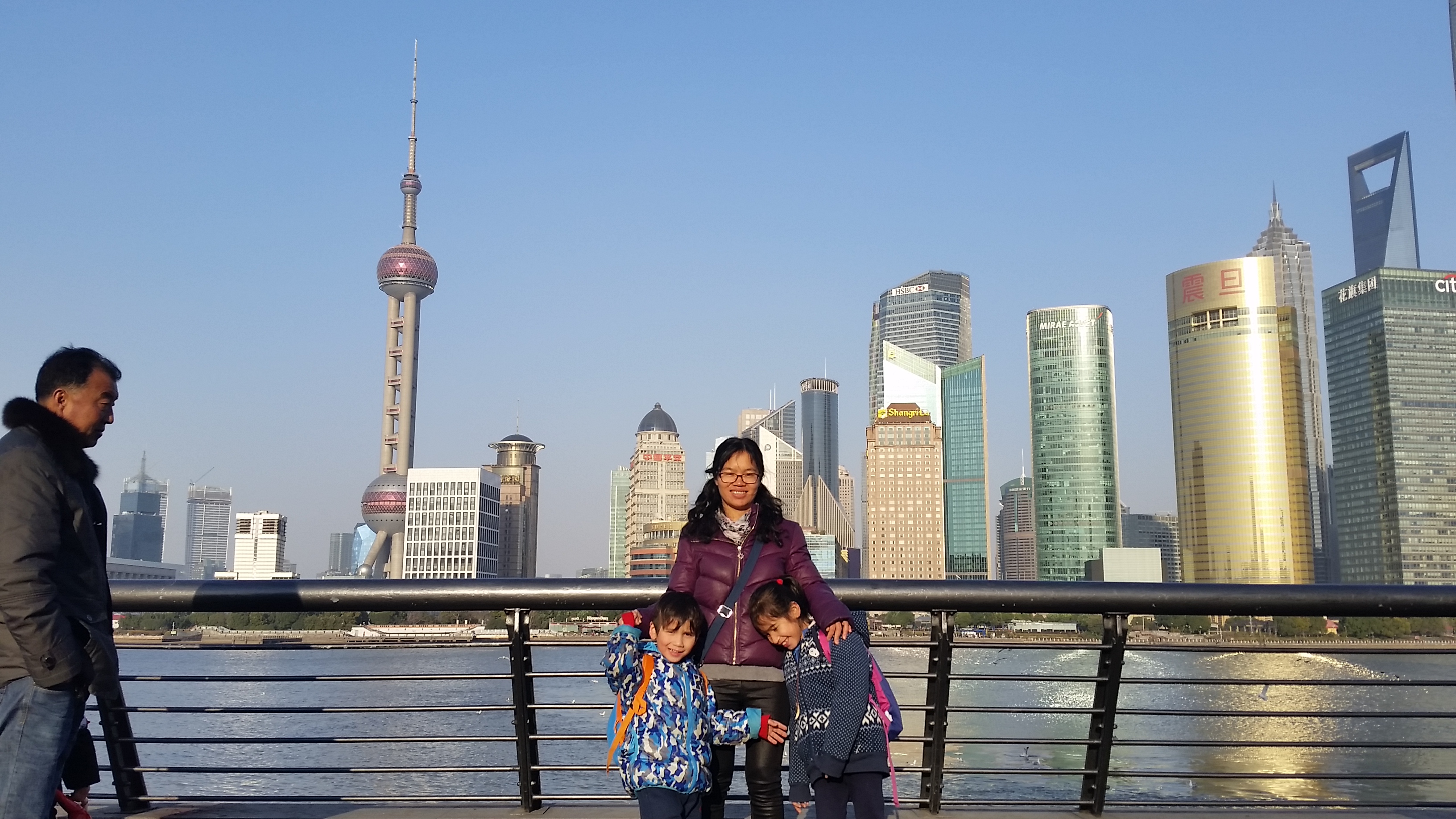 In Shanghai, walk on The Bund
В Шанхай, разходка по крайбрежната Панорамна алея