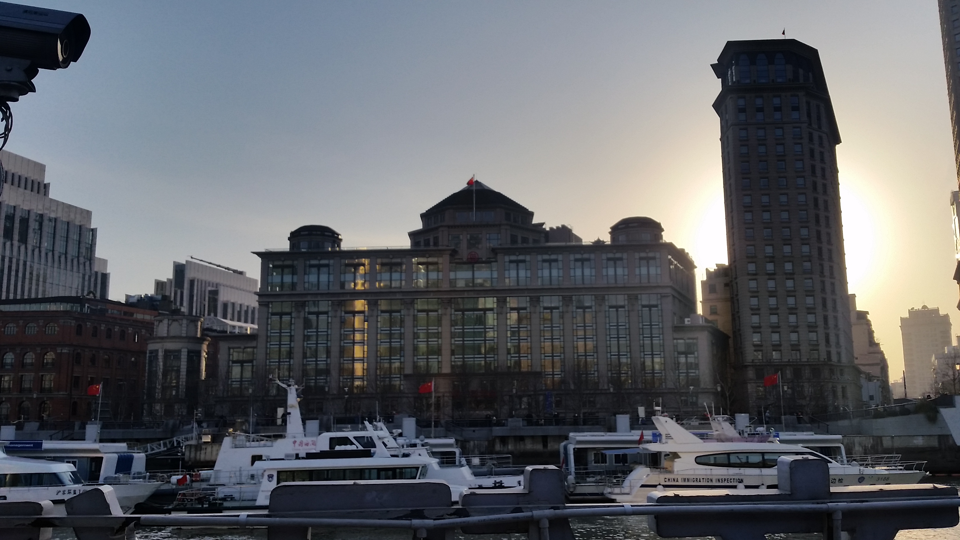 In Shanghai, a walk on The Bund
В Шанхай- разходка по крайбрежната Панорамна алея