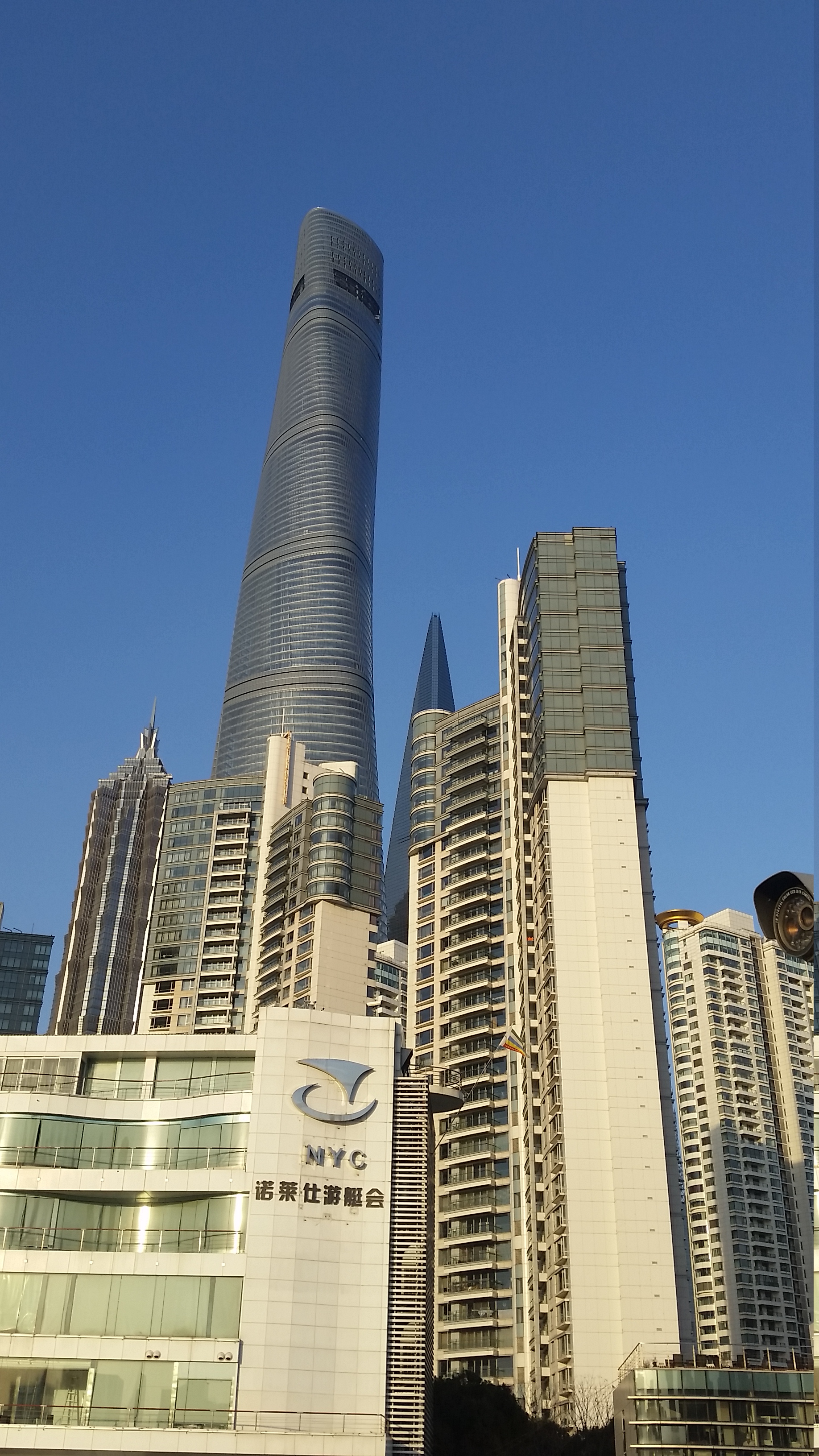 In Shanghai, a walk on The Bund
В Шанхай- разходка по крайбрежната Панорамна алея