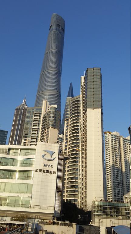 In Shanghai, a walk on The Bund
В Шанхай- разходка по крайбрежната Панорамна алея