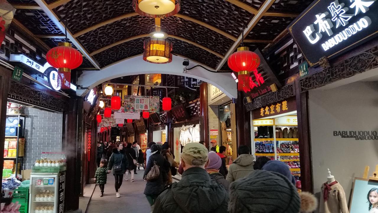 Shanghai- in the Old quarter and Yu garden
Шанхай- в Стария квартал и градината Ю