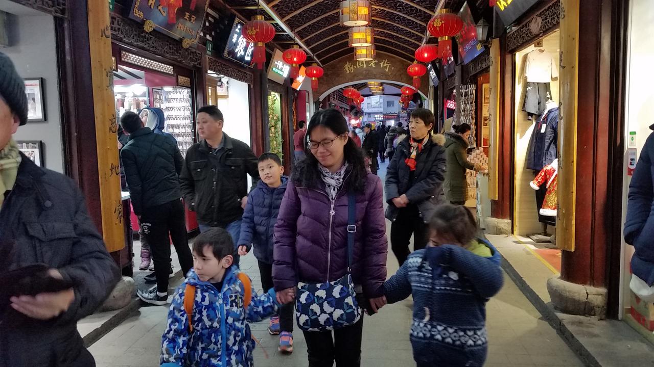 Shanghai- in the Old quarter and Yu garden
Шанхай- в Стария квартал и градината Ю