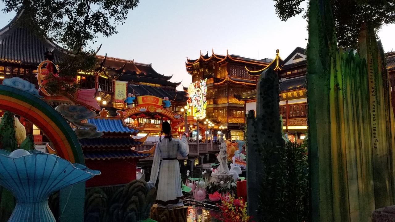 Shanghai- in the Old quarter and Yu garden
Шанхай- в Стария квартал и градината Ю