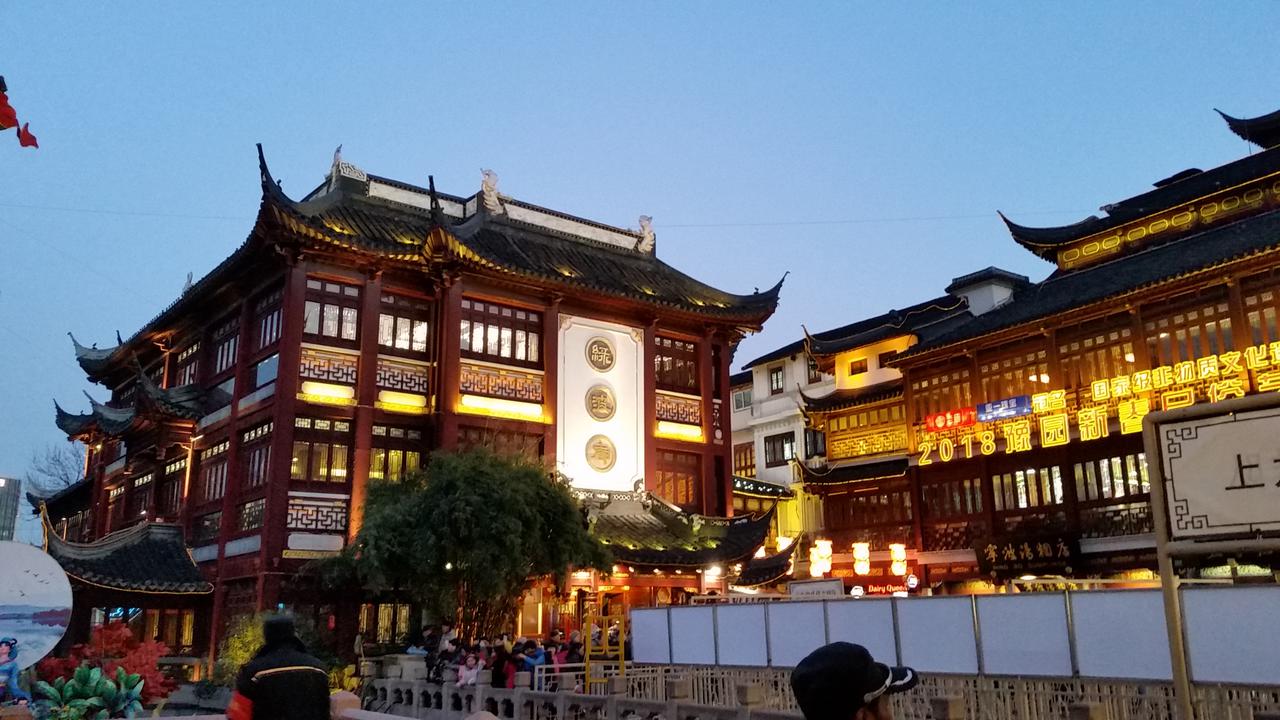 Shanghai- in the Old quarter and Yu garden
Шанхай- в Стария квартал и градината Ю