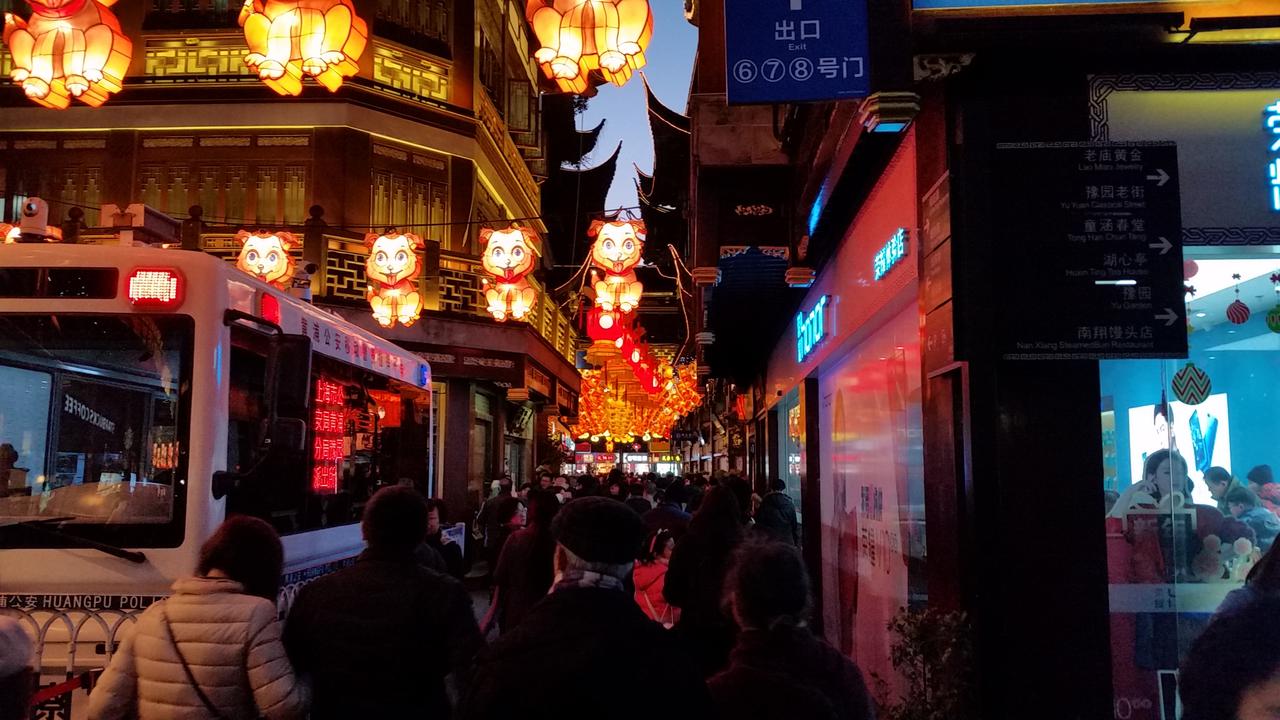 Shanghai- in the Old quarter and Yu garden
Шанхай- в Стария квартал и градината Ю