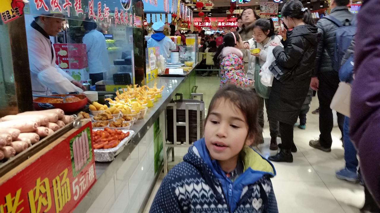 Shanghai- in the Old quarter and Yu garden
Шанхай- в Стария квартал и градината Ю