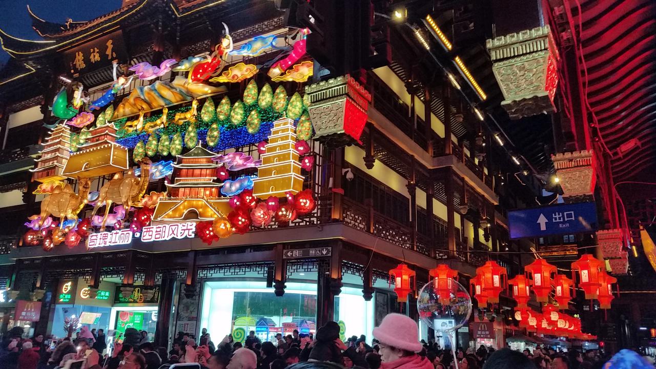 Shanghai- in the Old quarter and Yu garden
Шанхай- в Стария квартал и градината Ю 