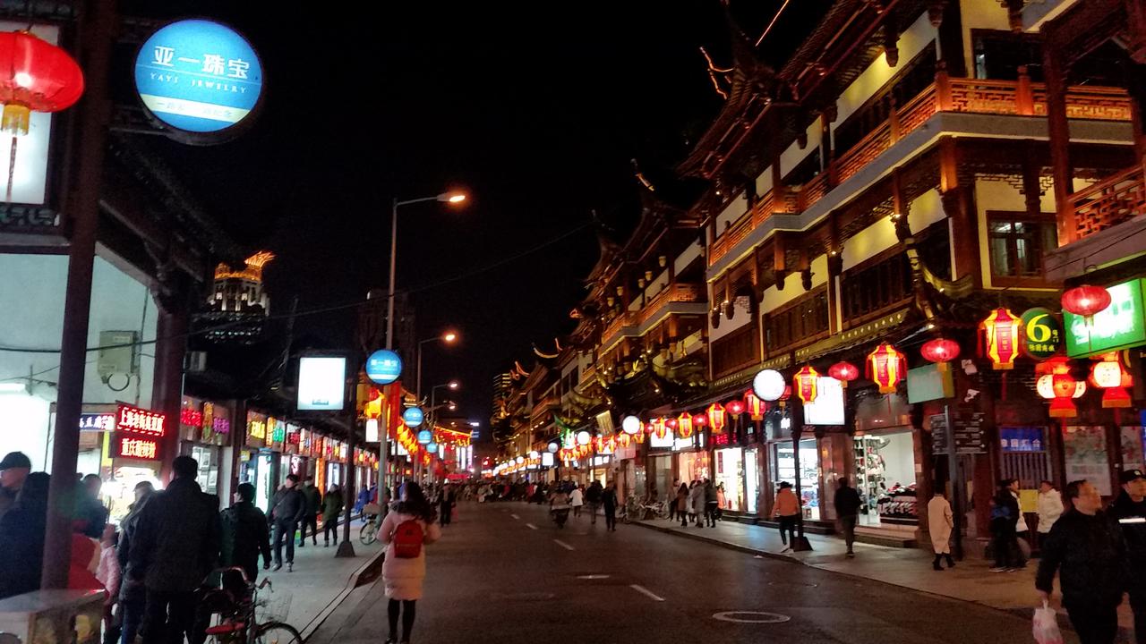 Shanghai- in the Old quarter and Yu garden
Шанхай- в Стария квартал и градината Ю 