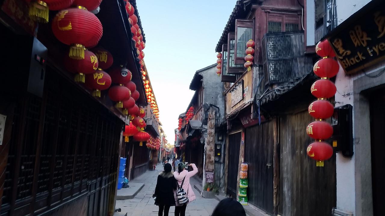 A walk in Xitang Old town Разходка из стария град Ситанг 