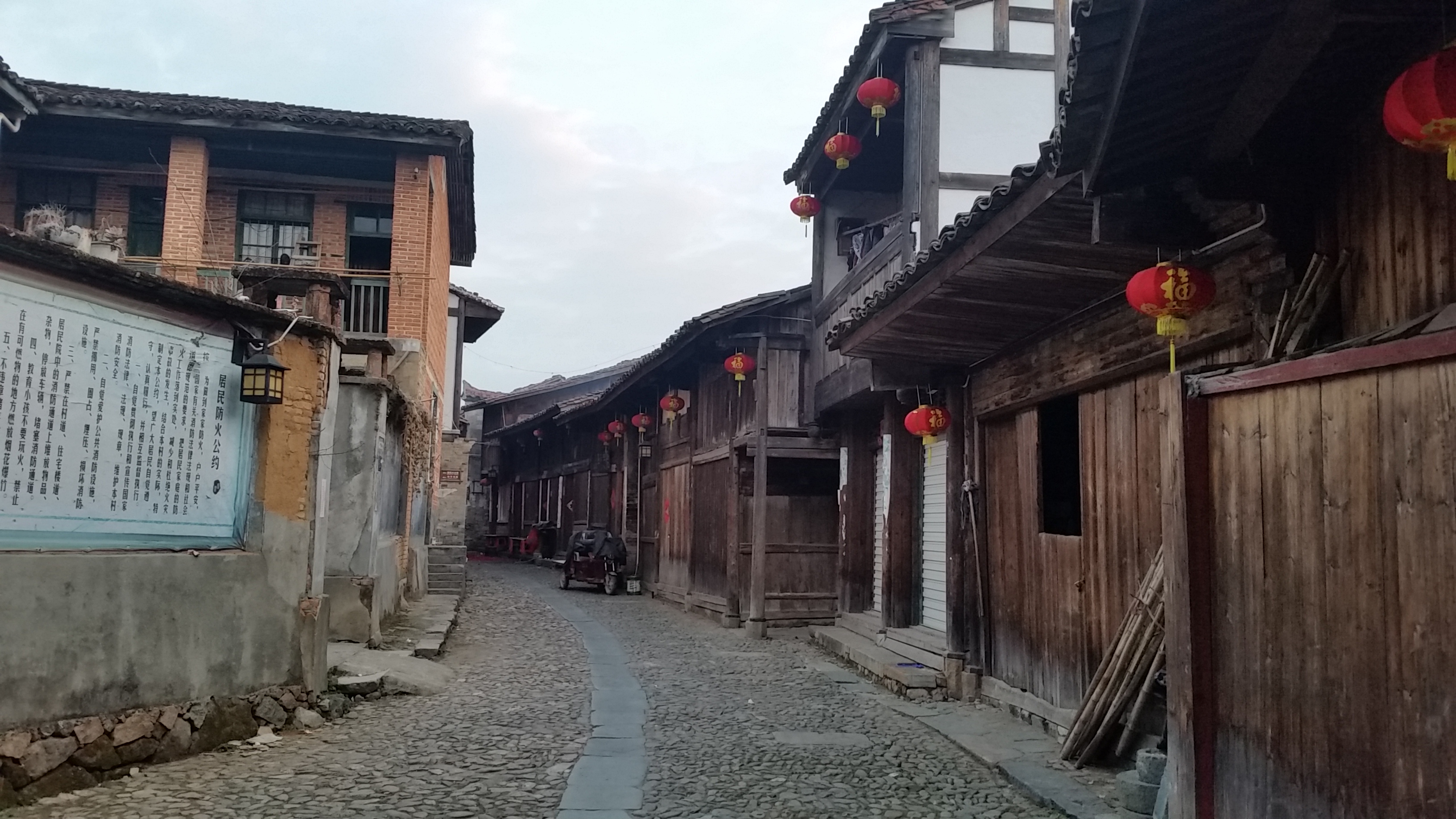 A walk in Heping (Peace) town Разходка в град Хъпинг (Мир)