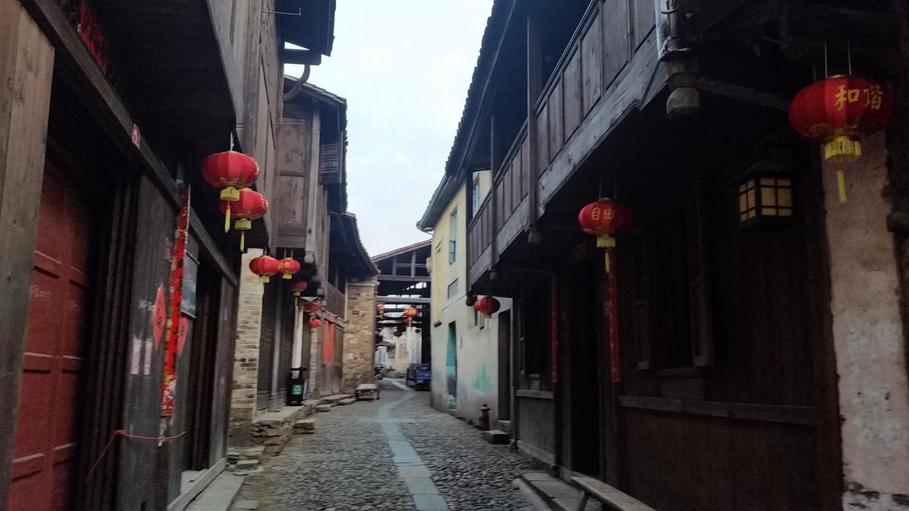 A walk in Heping (Peace) town Разходка в град Хъпинг (Мир)