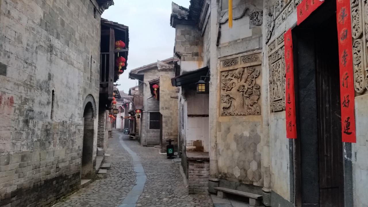 A walk in Heping (Peace) town Разходка в град Хъпинг (Мир)