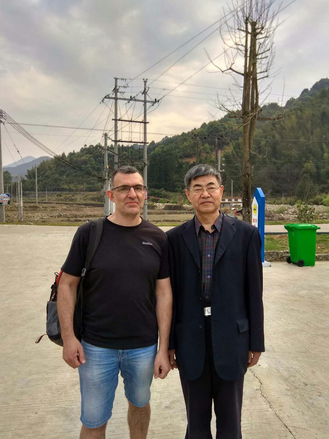 In Yangshan, class in Chakeng village
В Янгшан, клас в село Чакънг