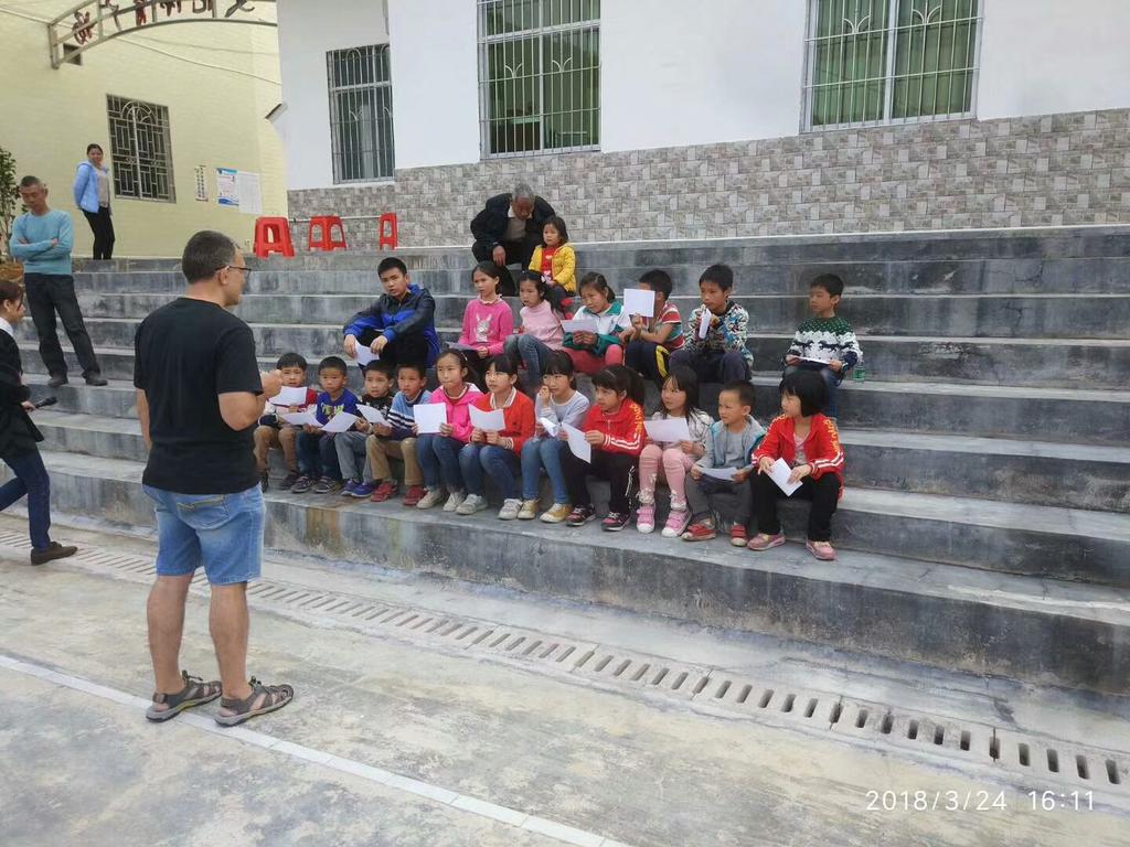 In Yangshan, class in Chakeng village
В Янгшан, клас в село Чакънг