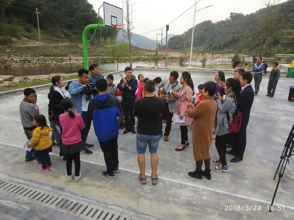 In Yangshan, class in Chakeng village
В Янгшан, клас в село Чакънг