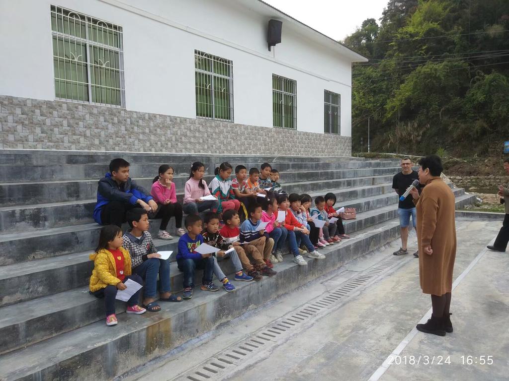 In Yangshan, class in Chakeng village
В Янгшан, клас в село Чакънг