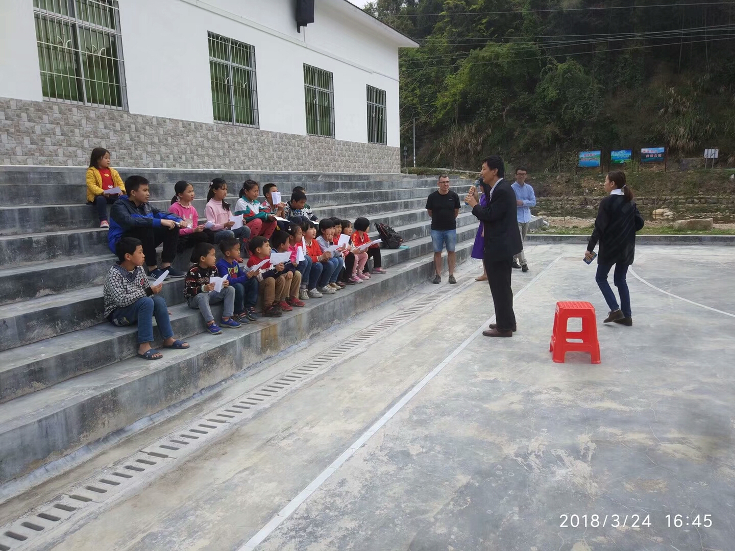 In Yangshan, class in Chakeng village
В Янгшан, клас в село Чакънг