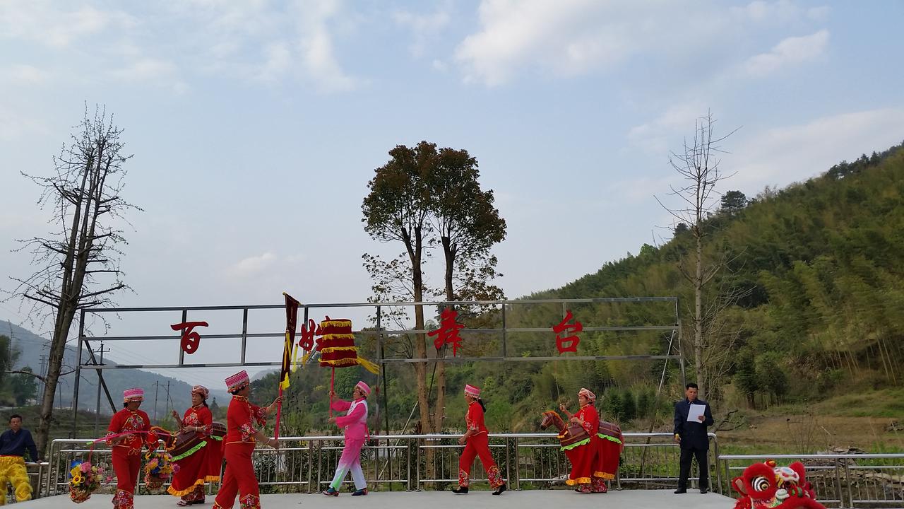 In Yangshan, class in Chakeng village
В Янгшан, клас в село Чакънг