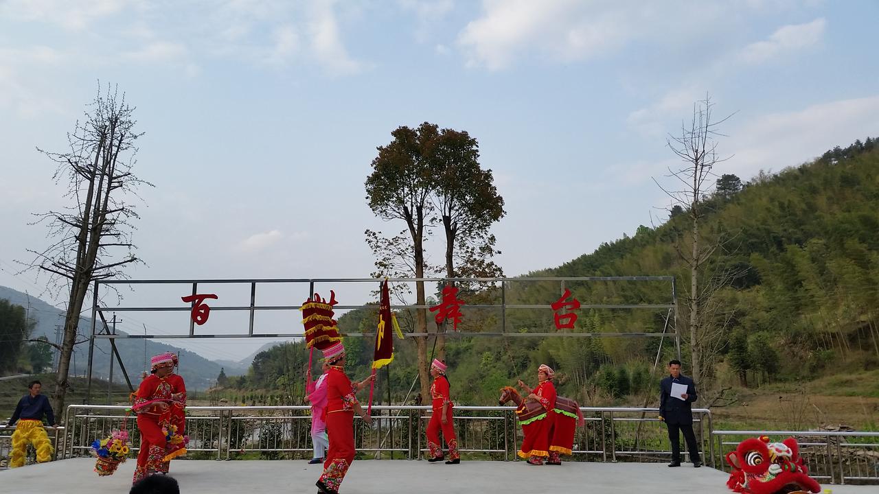 In Yangshan, class in Chakeng village
В Янгшан, клас в село Чакънг