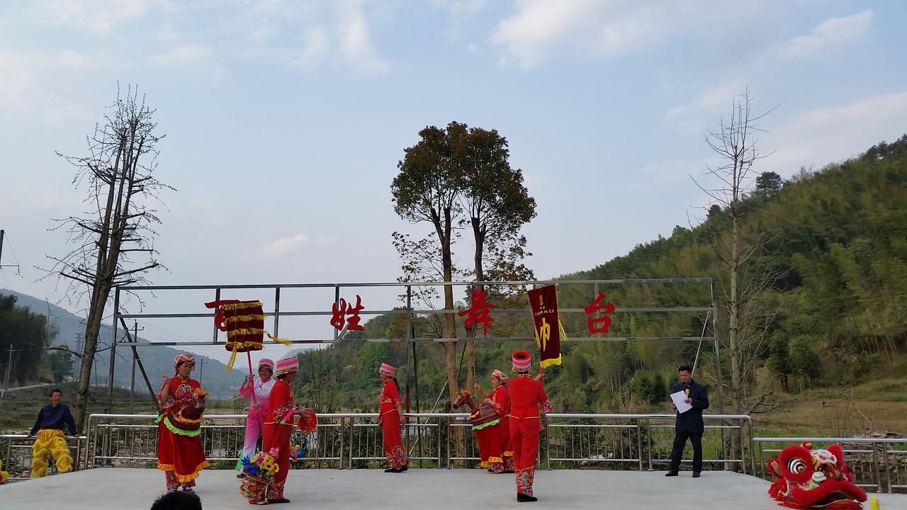 In Yangshan, class in Chakeng village
В Янгшан, клас в село Чакънг