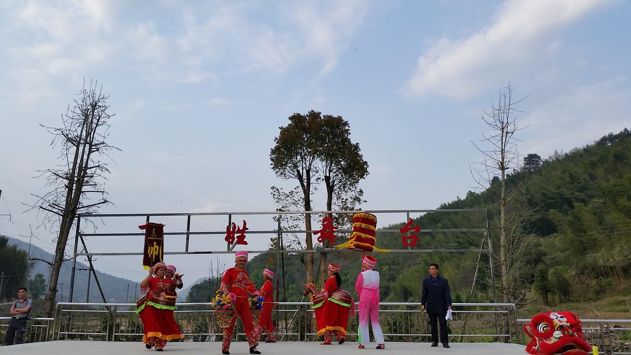 In Yangshan, class in Chakeng village
В Янгшан, клас в село Чакънг