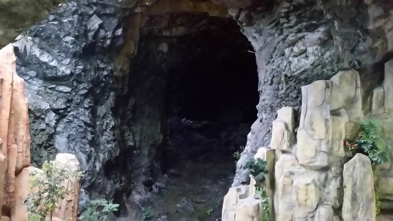 Yangshan- in the Cave restaurant
Янгшан- в Пещерния ресторант