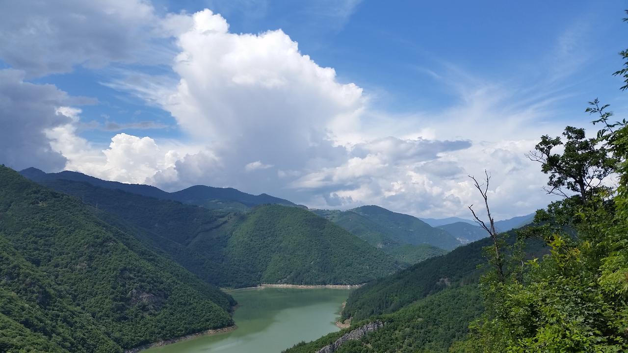 Vacha valley and dam
Долината и язовир Въча