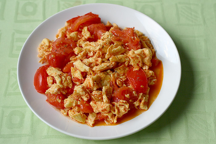 *Scrambled eggs with tomatos*